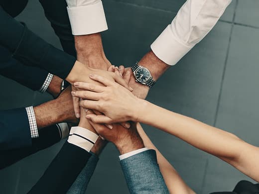 가운데 손을 포개 모은 팔들을 위해서 보는 사진